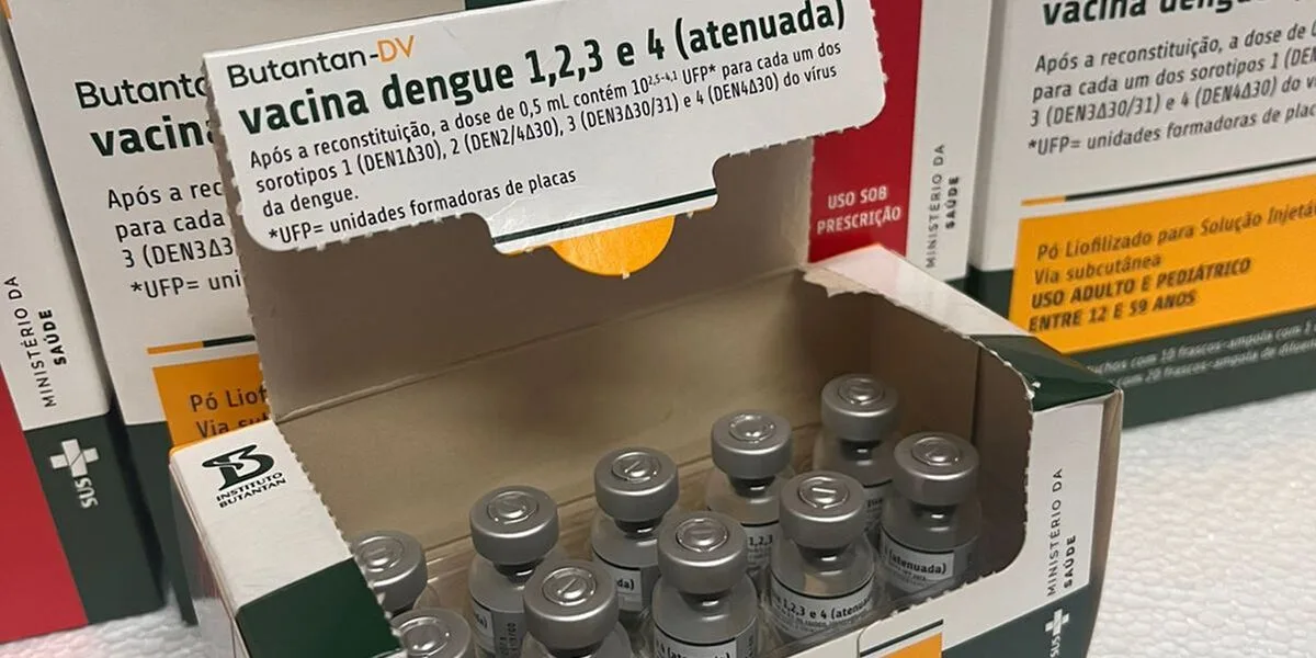 Caixa com frascos da vacina contra a dengue do Instituto Butantan