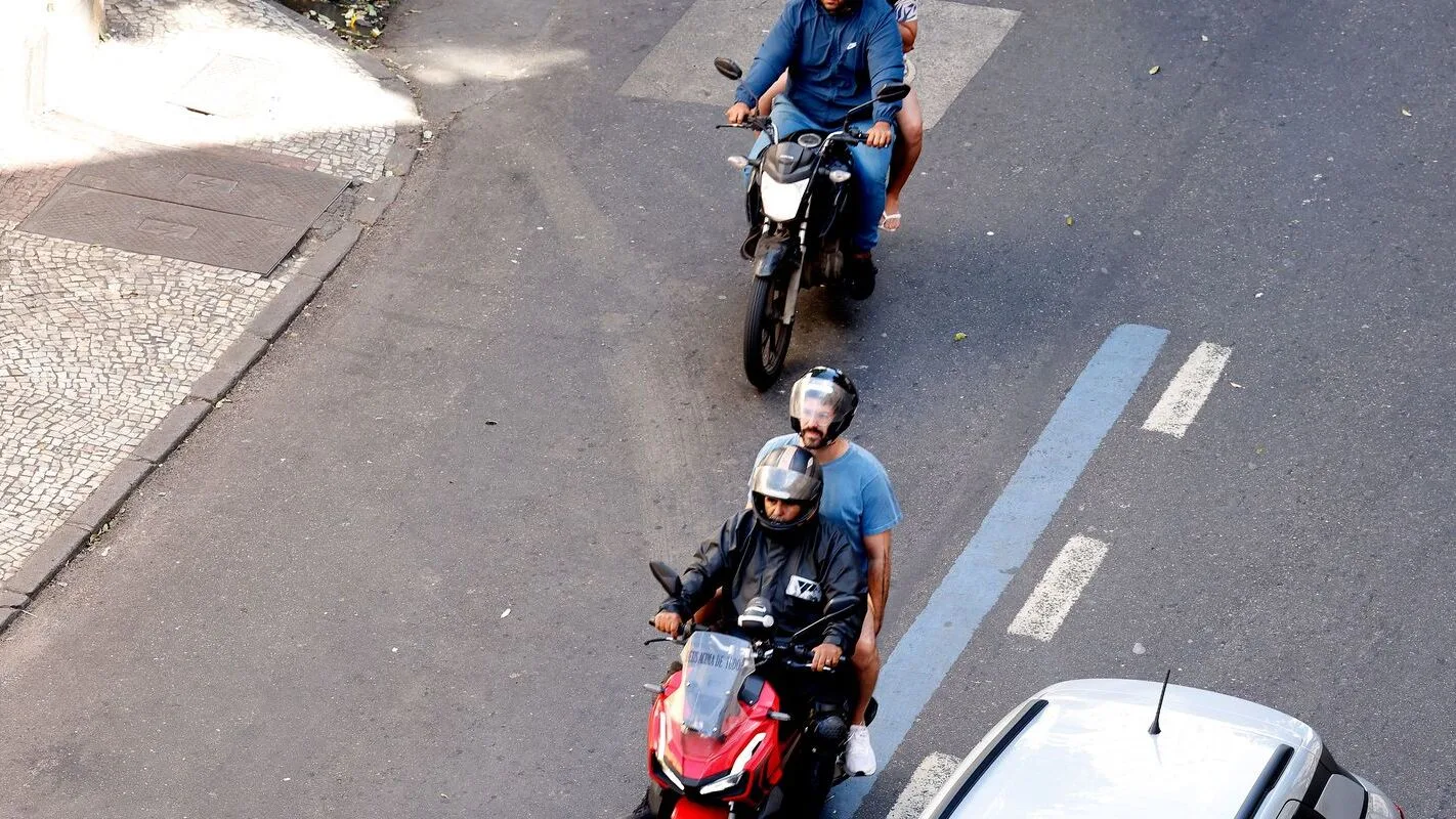 Motociclistas de aplicativo no trânsito