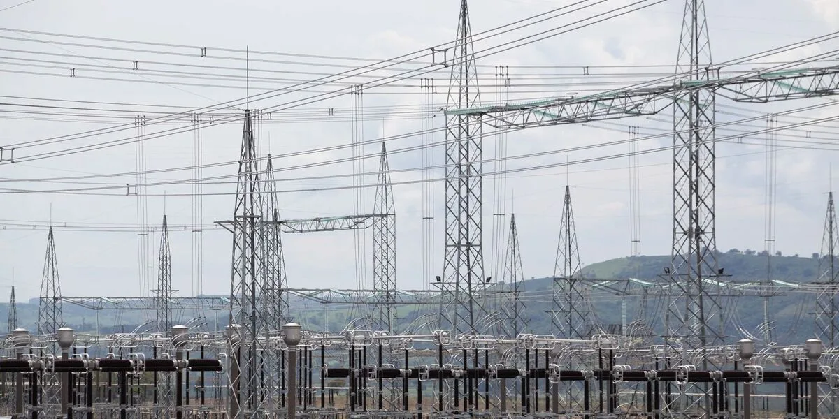 Subestação de energia com torres de transmissão
