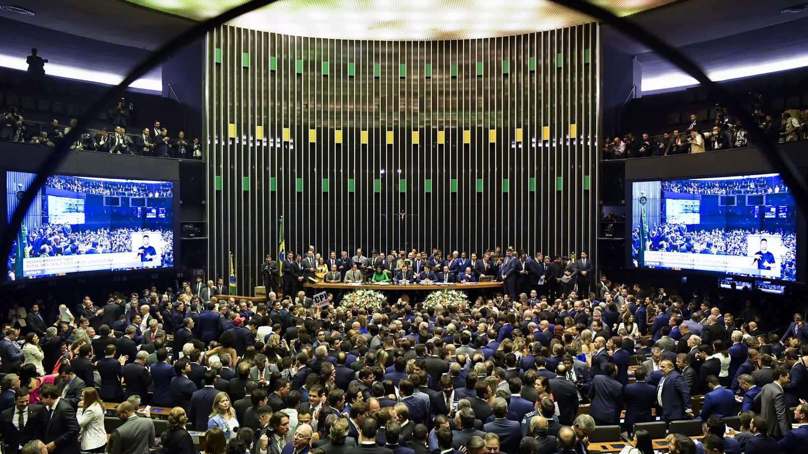 Plenário da Câmara dos Deputados lotado durante sessão de posse, visto de cima