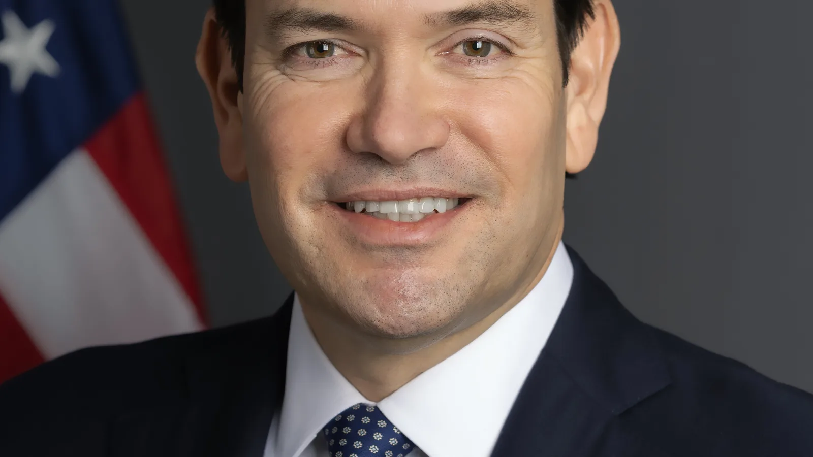 Retrato oficial de Marco Rubio, secretário de Estado dos Estados Unidos, de terno escuro e gravata azul