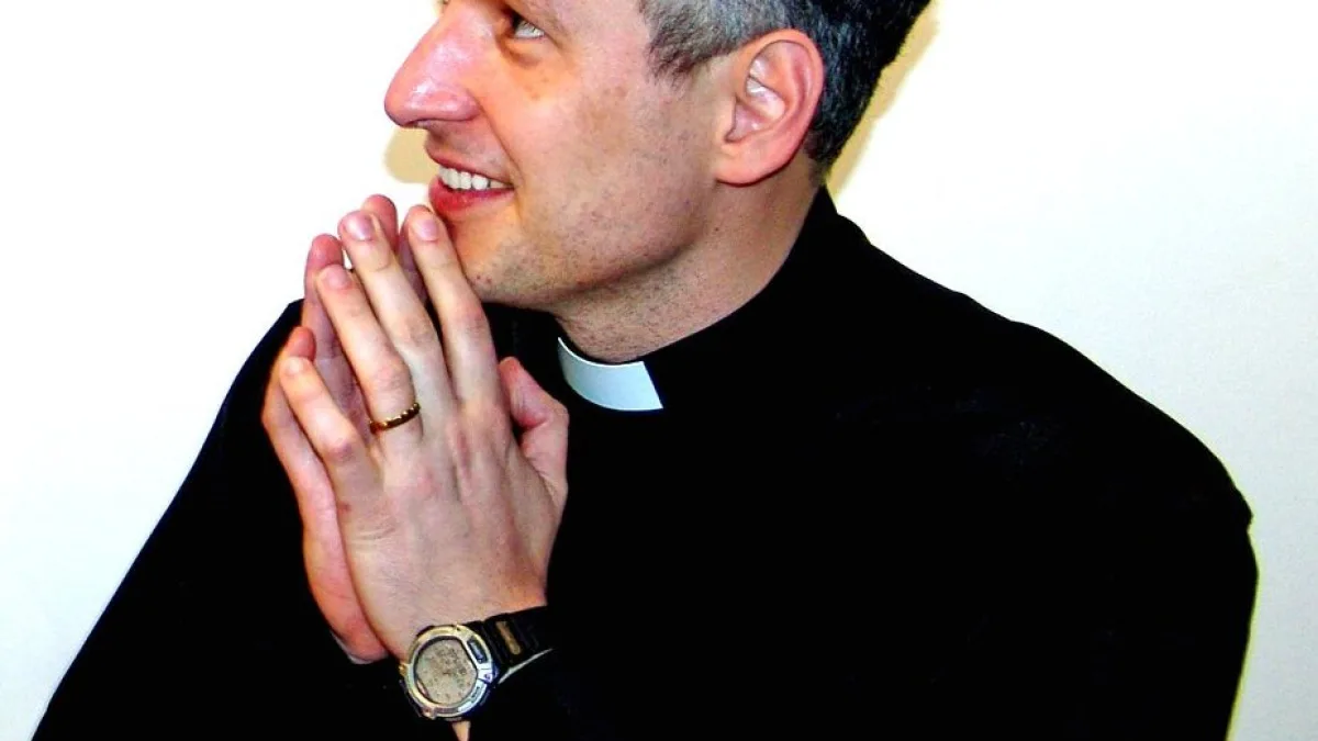 Padre Marcelo Rossi com as mãos postadas em oração, foto de arquivo
