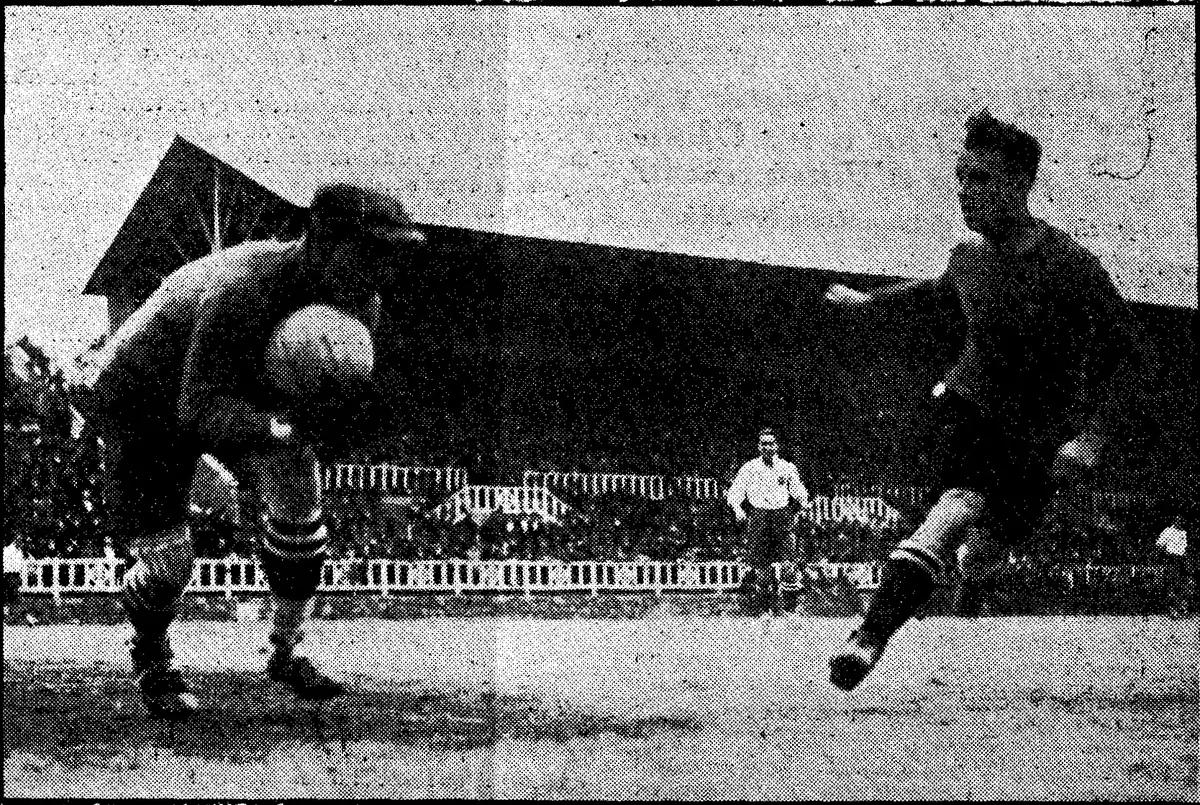 Jogadores disputam a bola em Clássico entre Real Madrid e Barcelona na década de 1920, em foto em preto e branco