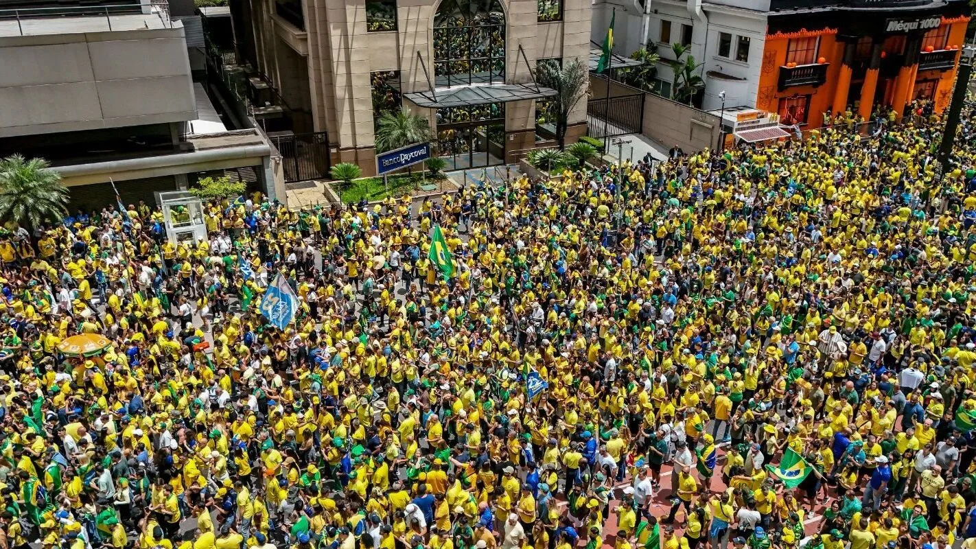 Multidão com bandeiras do Brasil em manifestação de apoio a Flávio Bolsonaro na Avenida Paulista