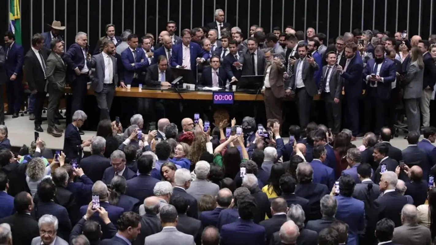 Plenário da Câmara dos Deputados lotado durante sessão em Brasília