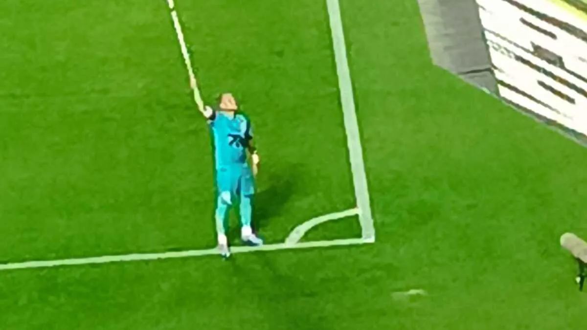 Neymar em campo com a camisa do Santos