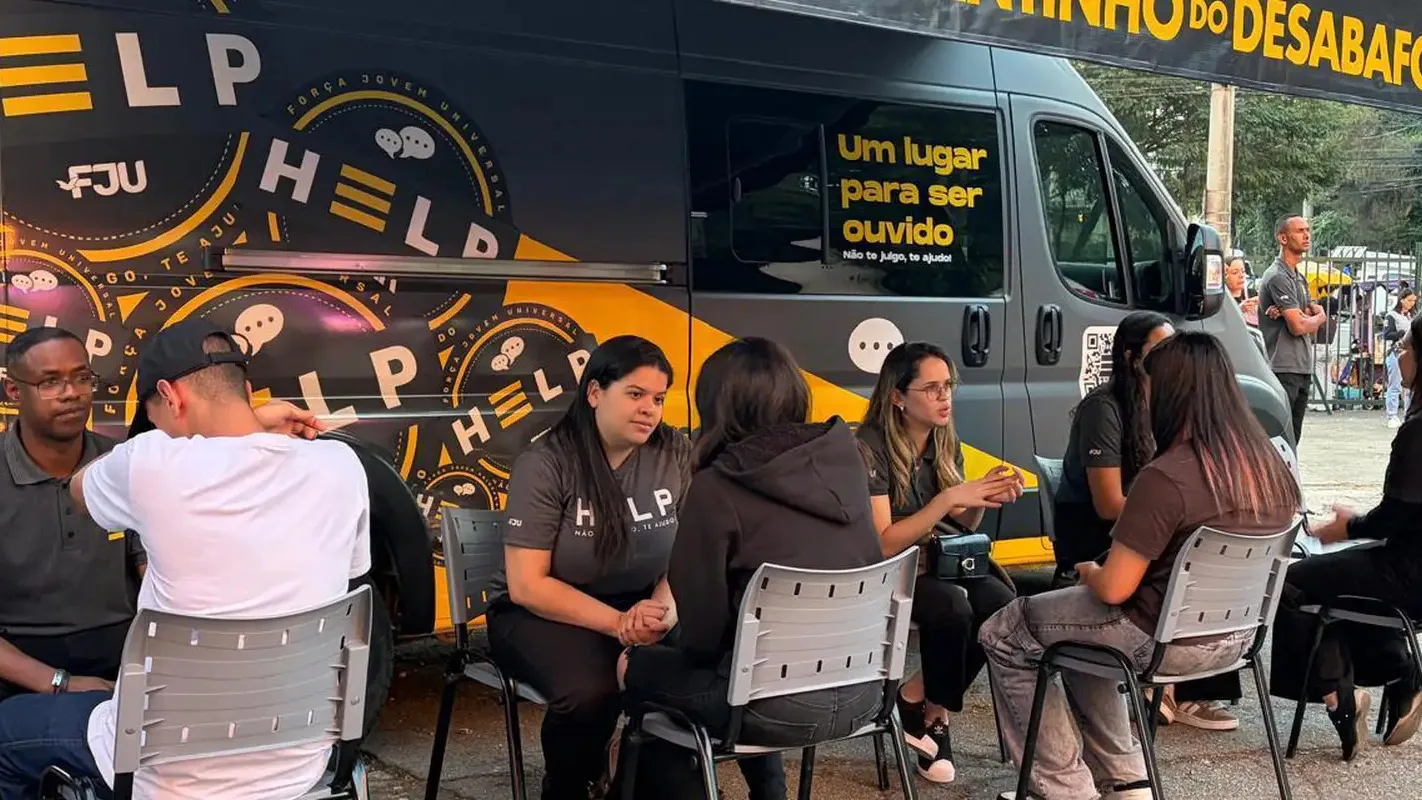 Pessoas sentadas em roda conversando em grupo de apoio