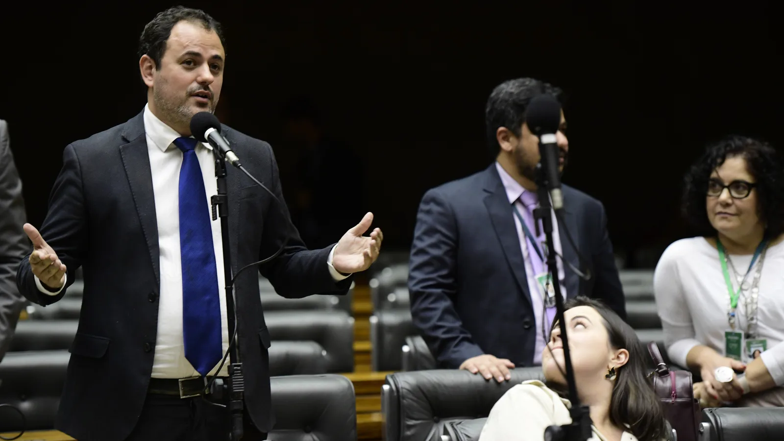 Deputado discursa no plenário do Congresso Nacional durante sessão