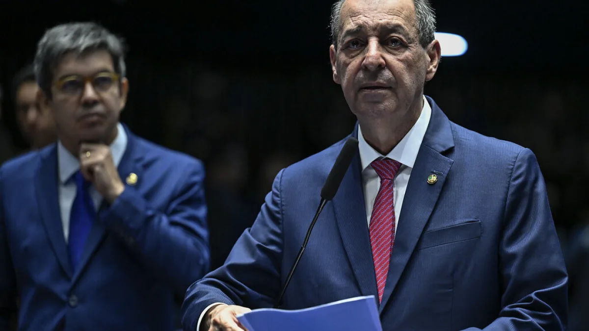 Senador Omar Aziz discursa da tribuna durante sessão no plenário do Senado