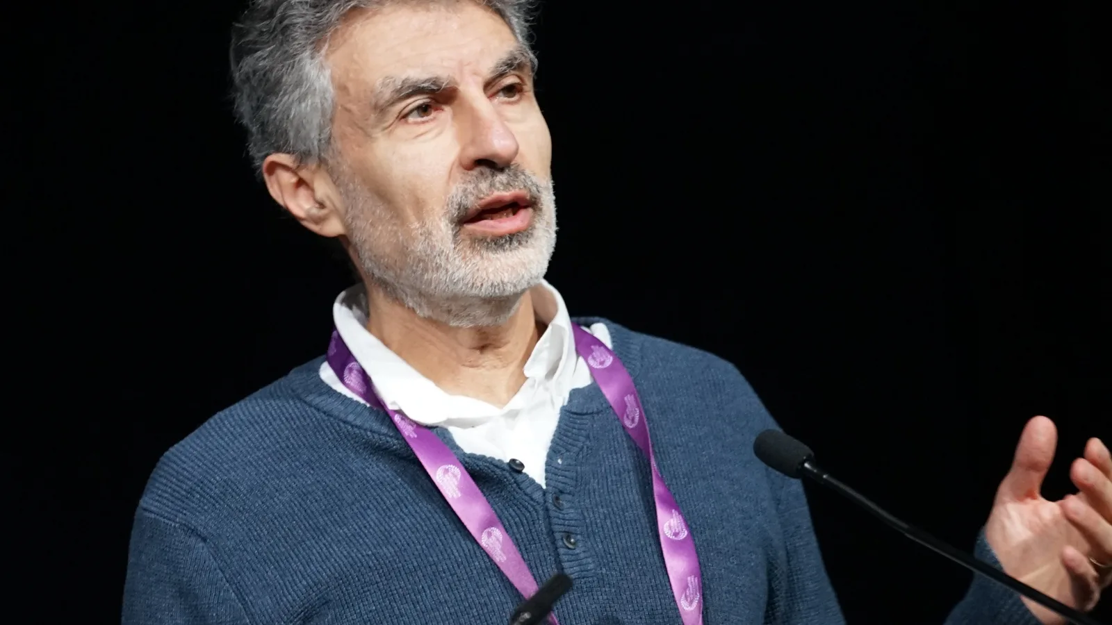 Yoshua Bengio fala ao microfone durante evento sobre inteligência artificial