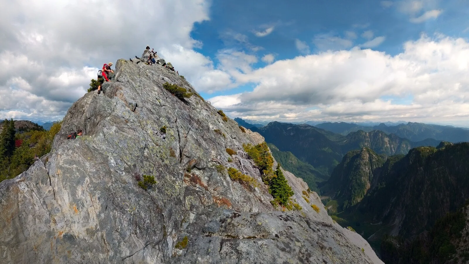 Trilha rochosa na montanha Crown, no Canadá, com pessoas no topo