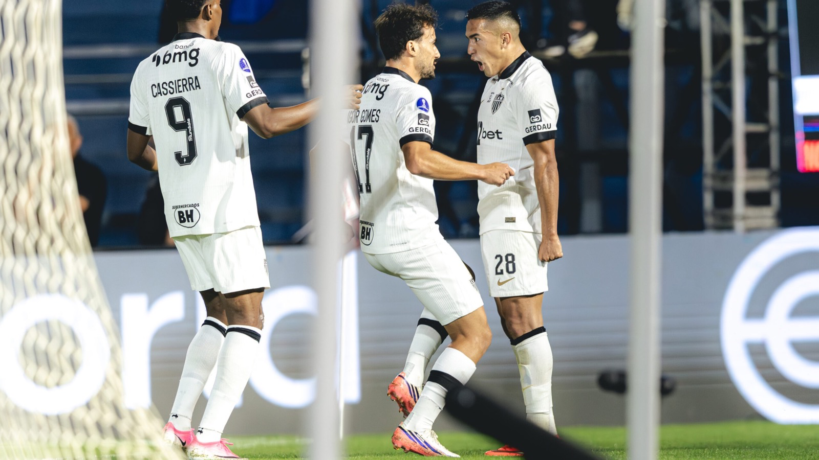 Jogadores do Atlético-MG comemoram gol no jogo de ida contra o Bragantino pela Copa Sul-Americana