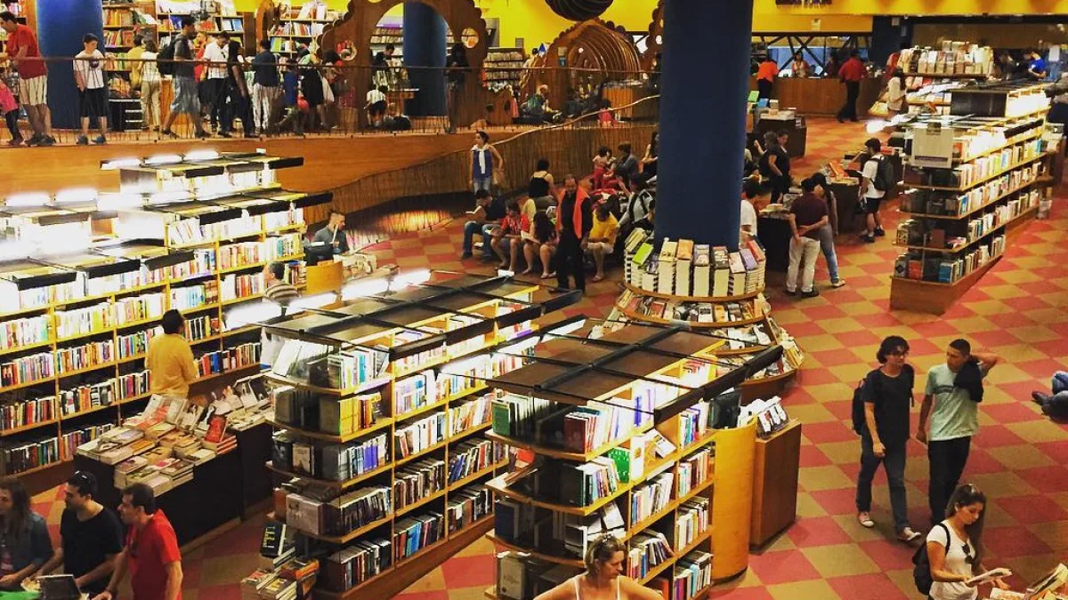 Pessoas em uma livraria cheia de estantes e livros