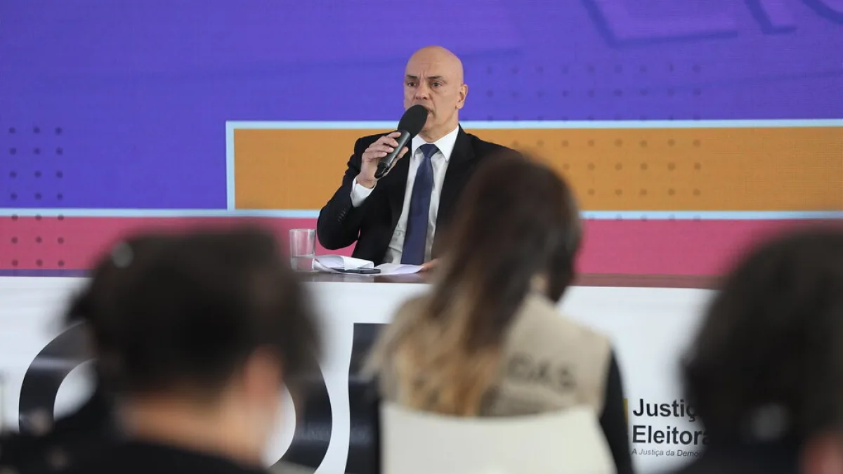Alexandre de Moraes fala ao microfone em entrevista coletiva