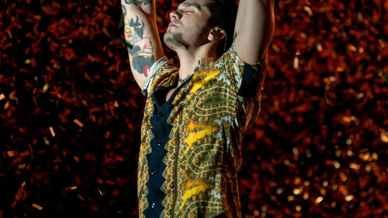 Luan Santana canta em show com os braços erguidos
