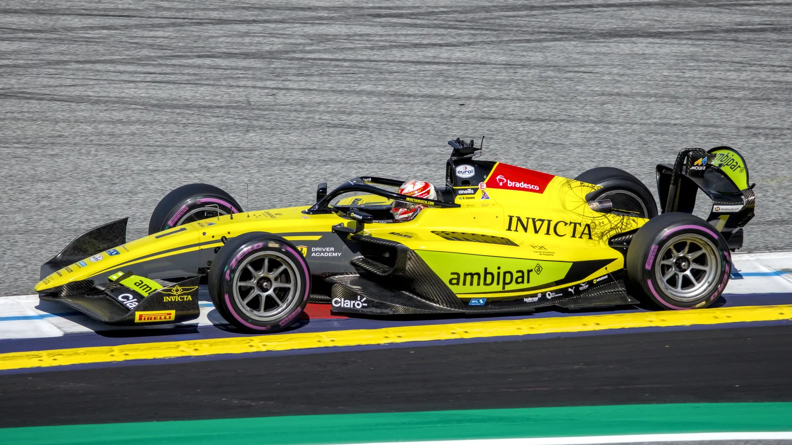 Rafael Câmara pilota carro amarelo da Invicta Racing na Fórmula 2