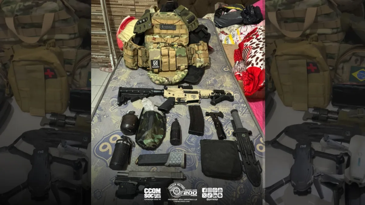 Arsenal de armas, colete, granada e explosivos apreendidos pela PM em casa no Guarujá