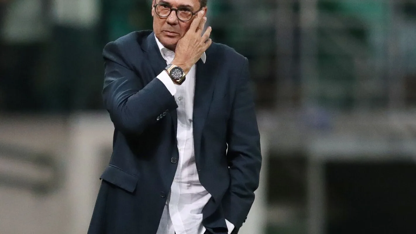 Vanderlei Luxemburgo à beira do gramado, com camisa listrada e relógio no pulso