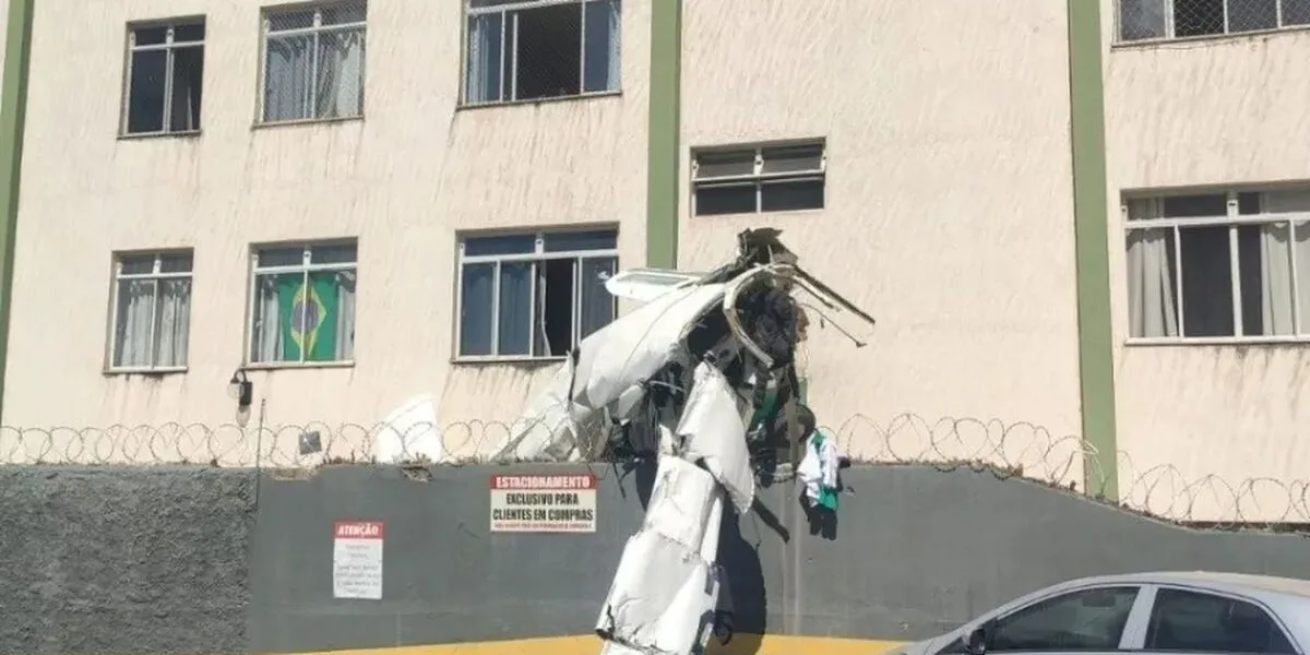 Destroços de avião bimotor presos à fachada de um prédio em Belo Horizonte, foto de maio de 2026