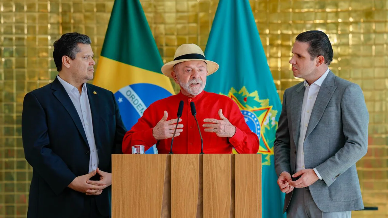Lula ao lado de Davi Alcolumbre e Hugo Motta em evento oficial