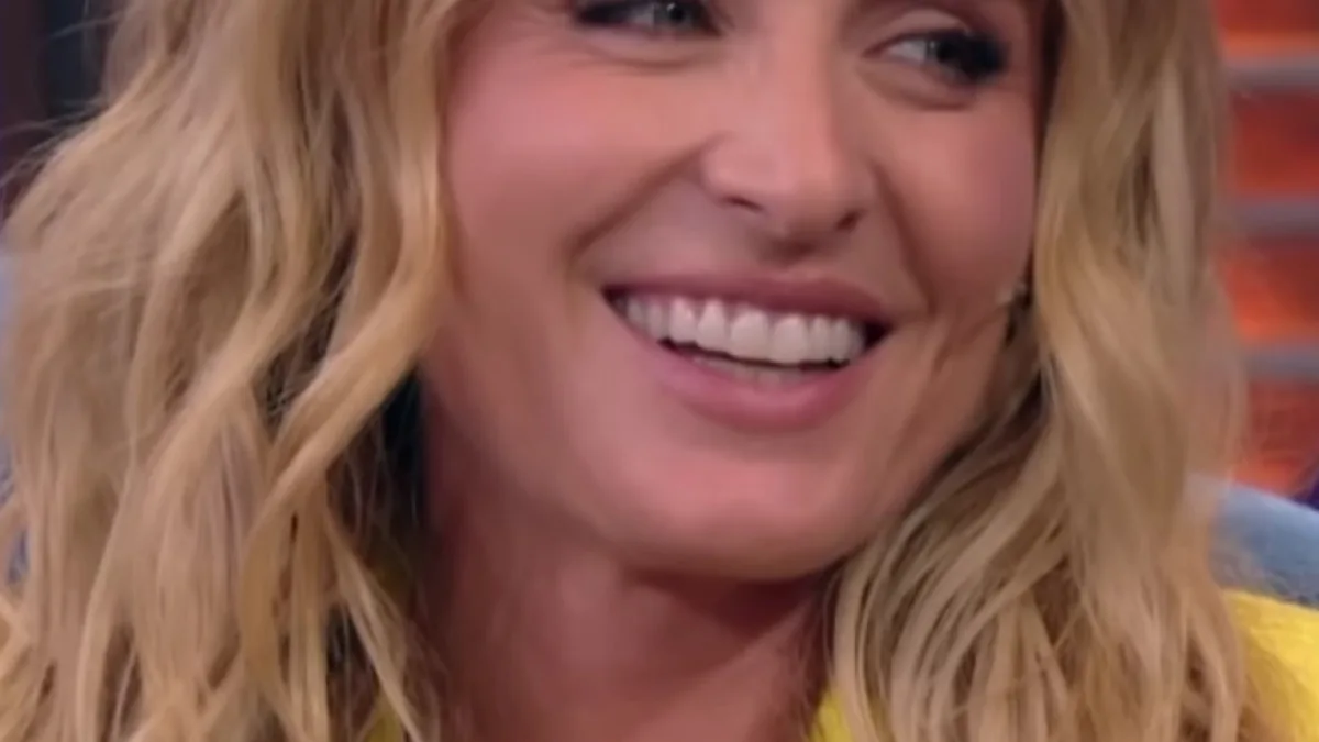 Angélica sorrindo durante entrevista em programa de TV