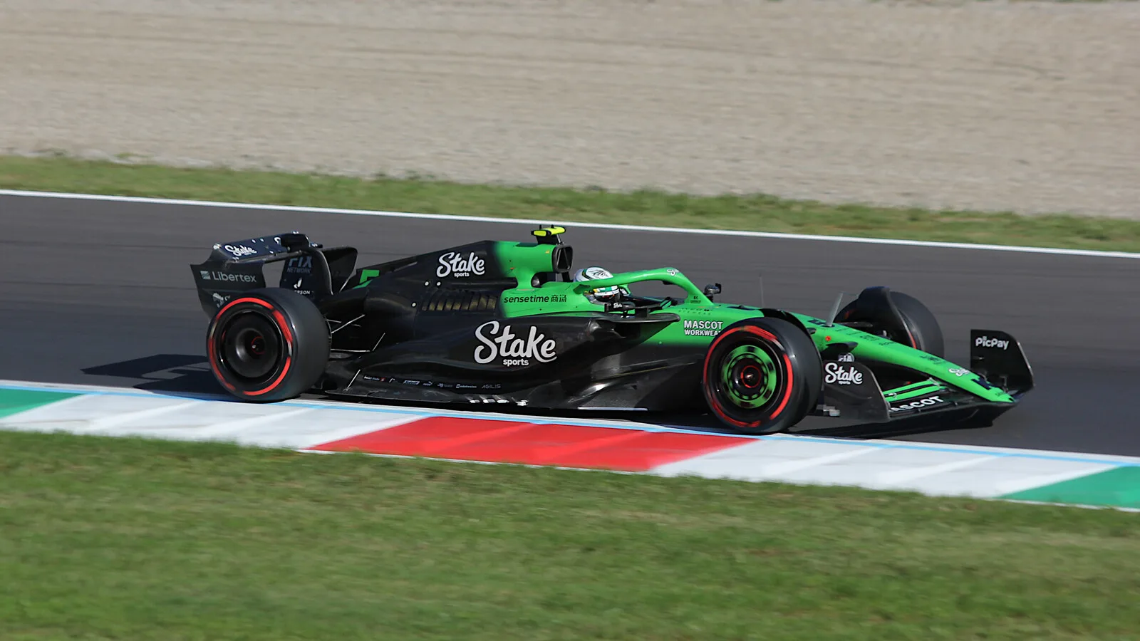 Carro de Gabriel Bortoleto em pista durante corrida de Fórmula 1