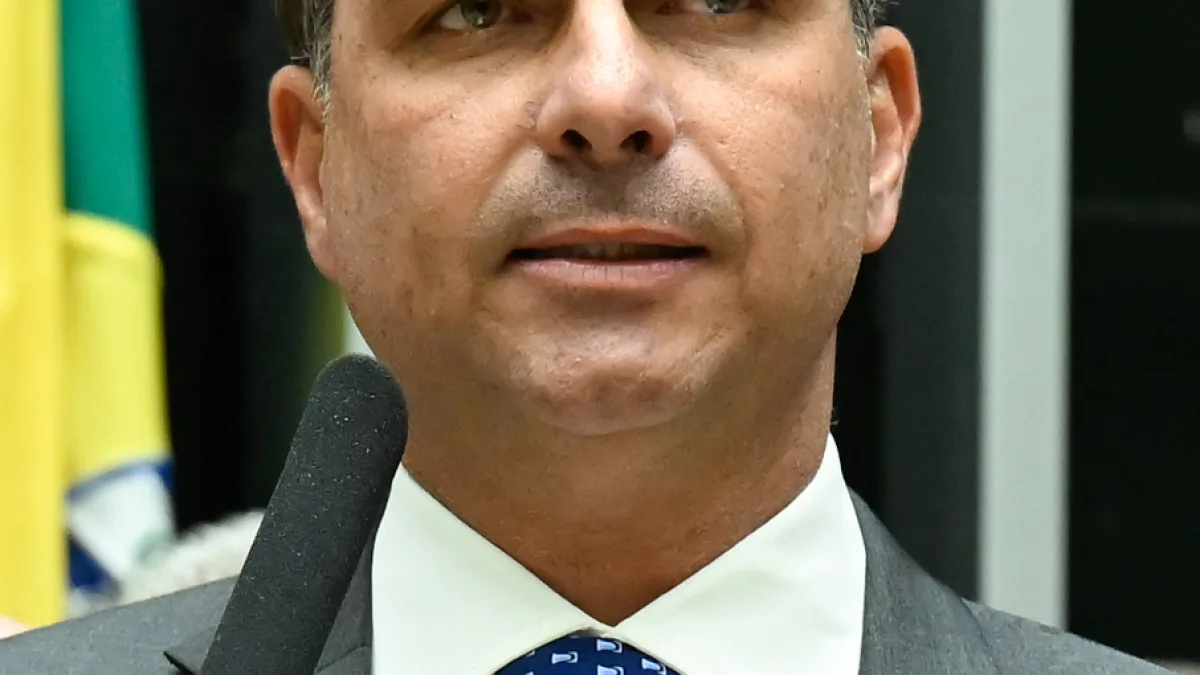 Flávio Bolsonaro discursa ao microfone em plenário do Senado