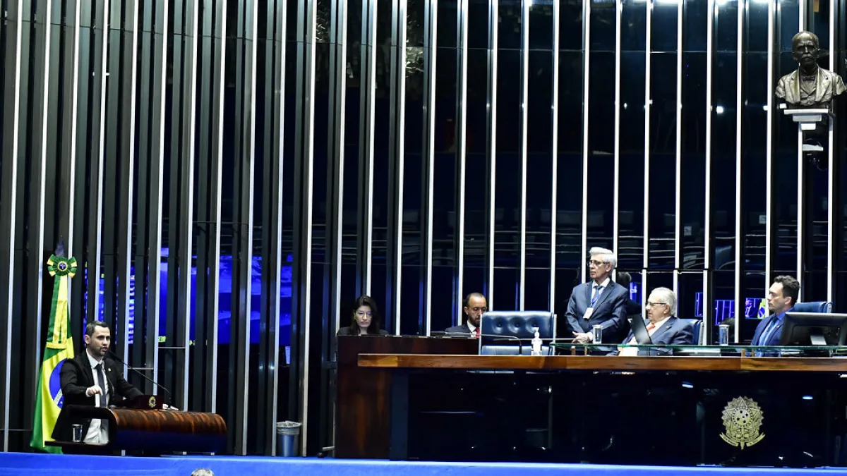 Plenário do Senado Federal em sessão, com senadores nas bancadas