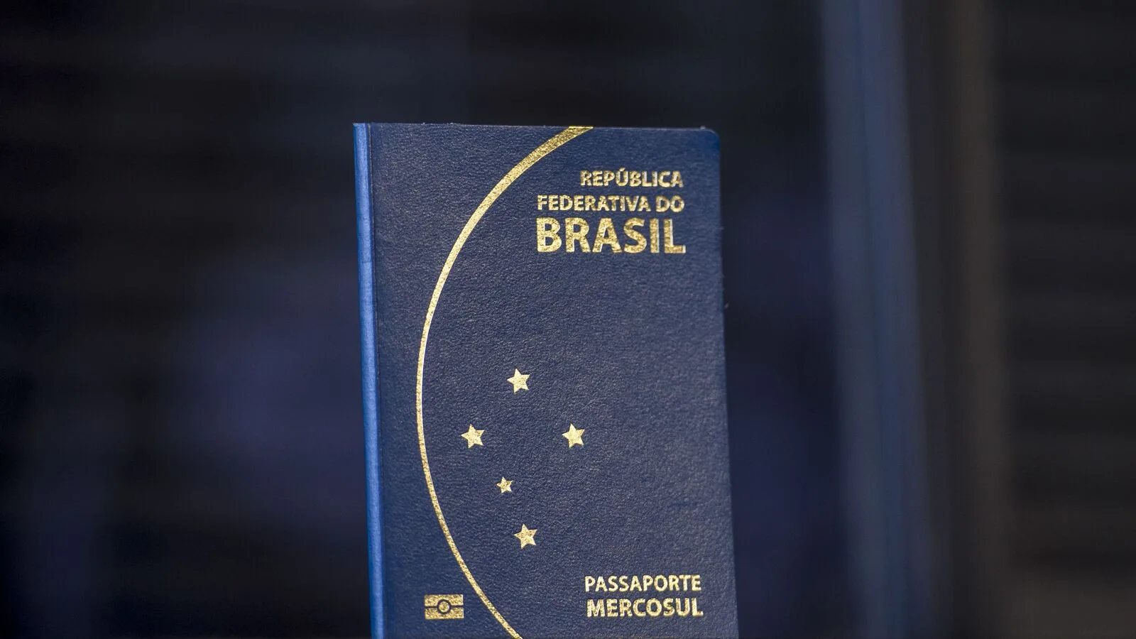 Passaporte brasileiro sobre uma mesa