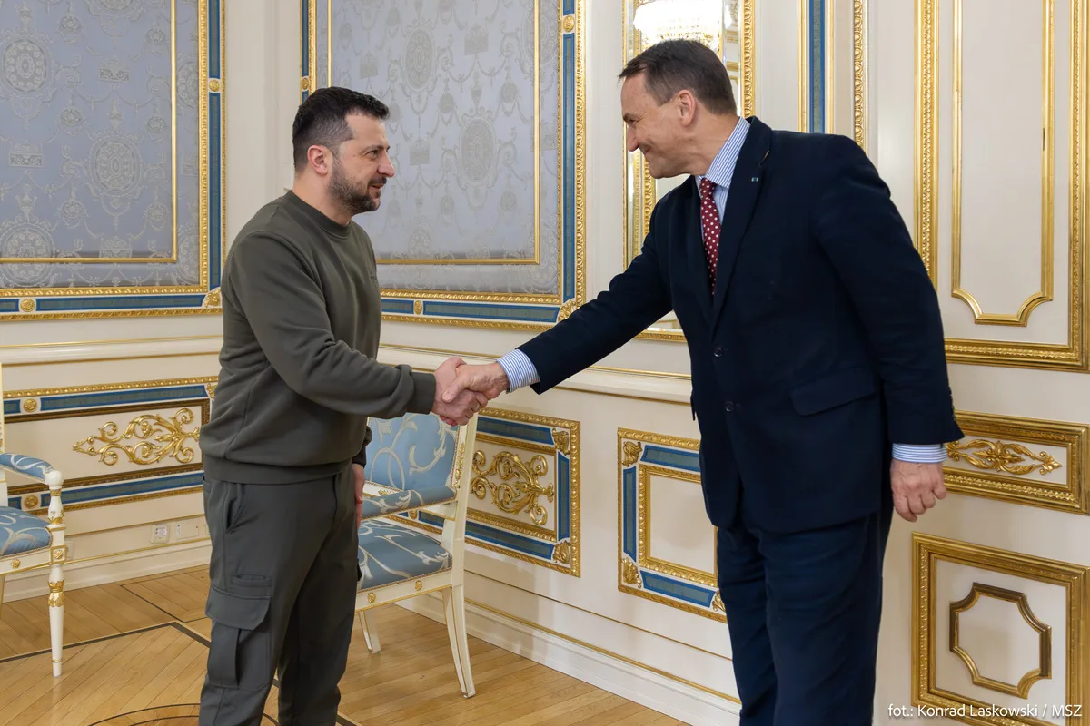 Zelensky cumprimenta o ministro das Relações Exteriores da Polônia, Radosław Sikorski, durante encontro em Kiev