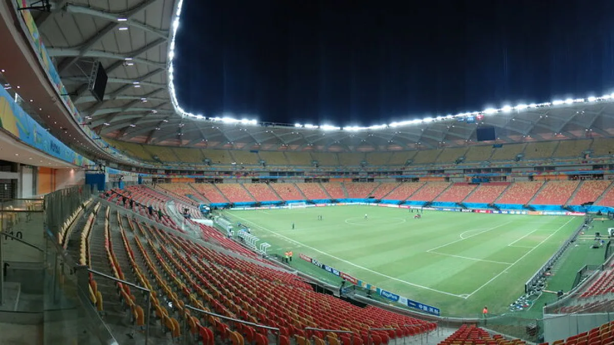 Estádio de futebol brasileiro vazio
