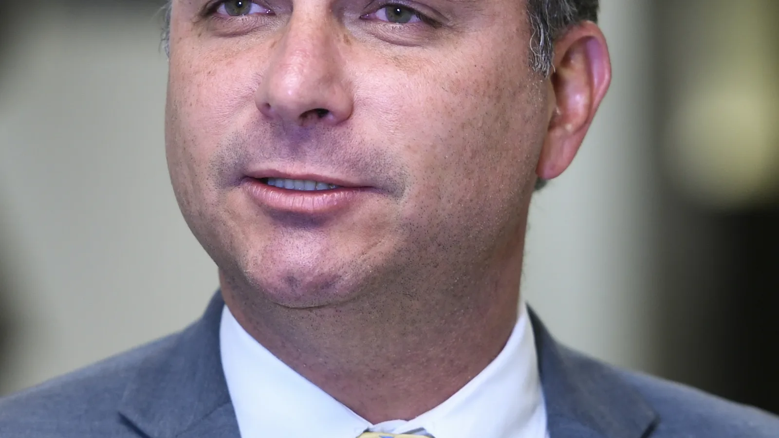 Flávio Bolsonaro durante entrevista