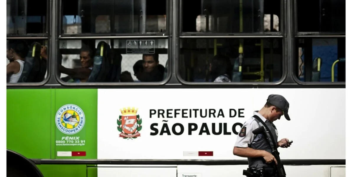Policial militar com câmera corporal em patrulhamento em São Paulo