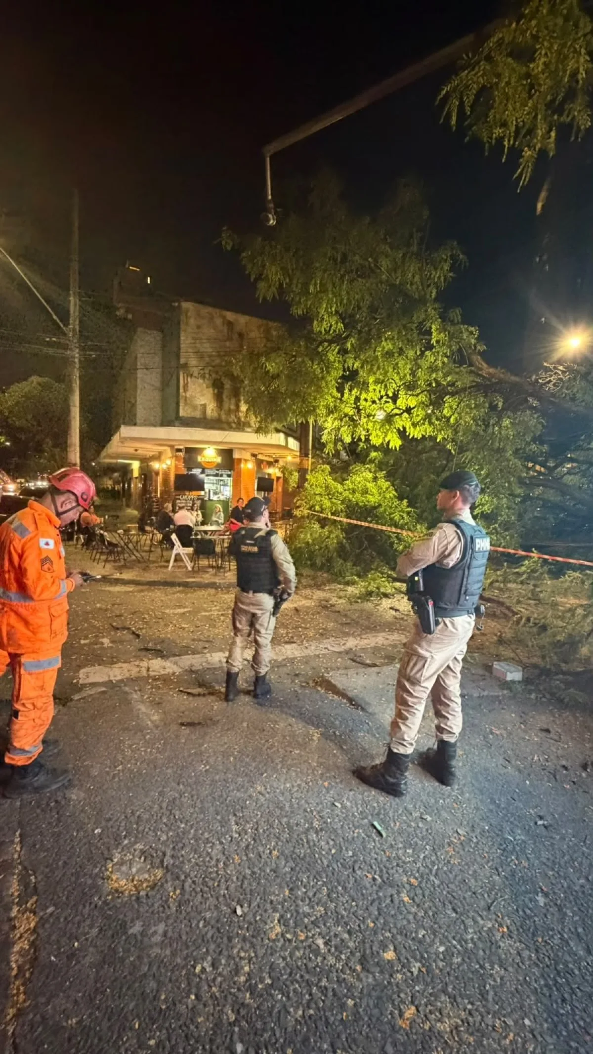 Bombeiros e policiais militares isolam a Rua Alvarenga Peixoto após queda de árvore em Belo Horizonte