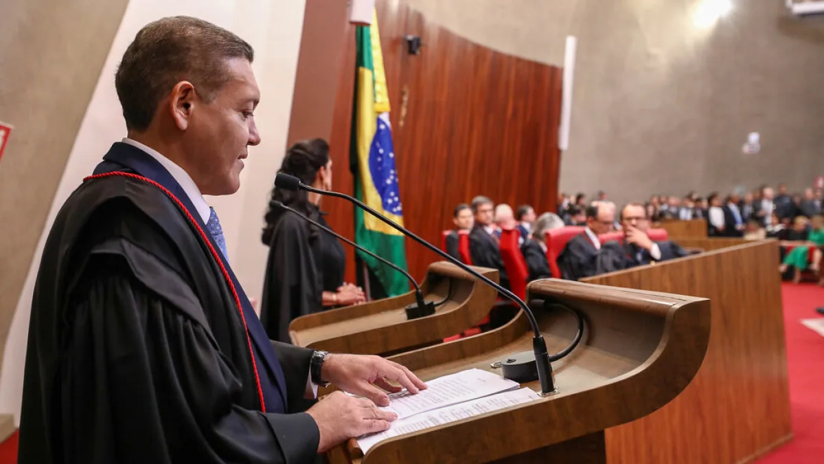 Ministro Nunes Marques discursa em podium durante sessão no TSE