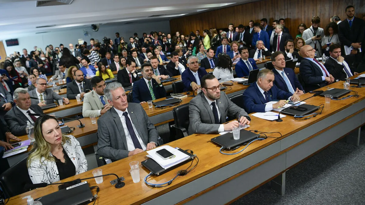 Sessão de comissão no Congresso Nacional, com parlamentares sentados em mesa semicircular