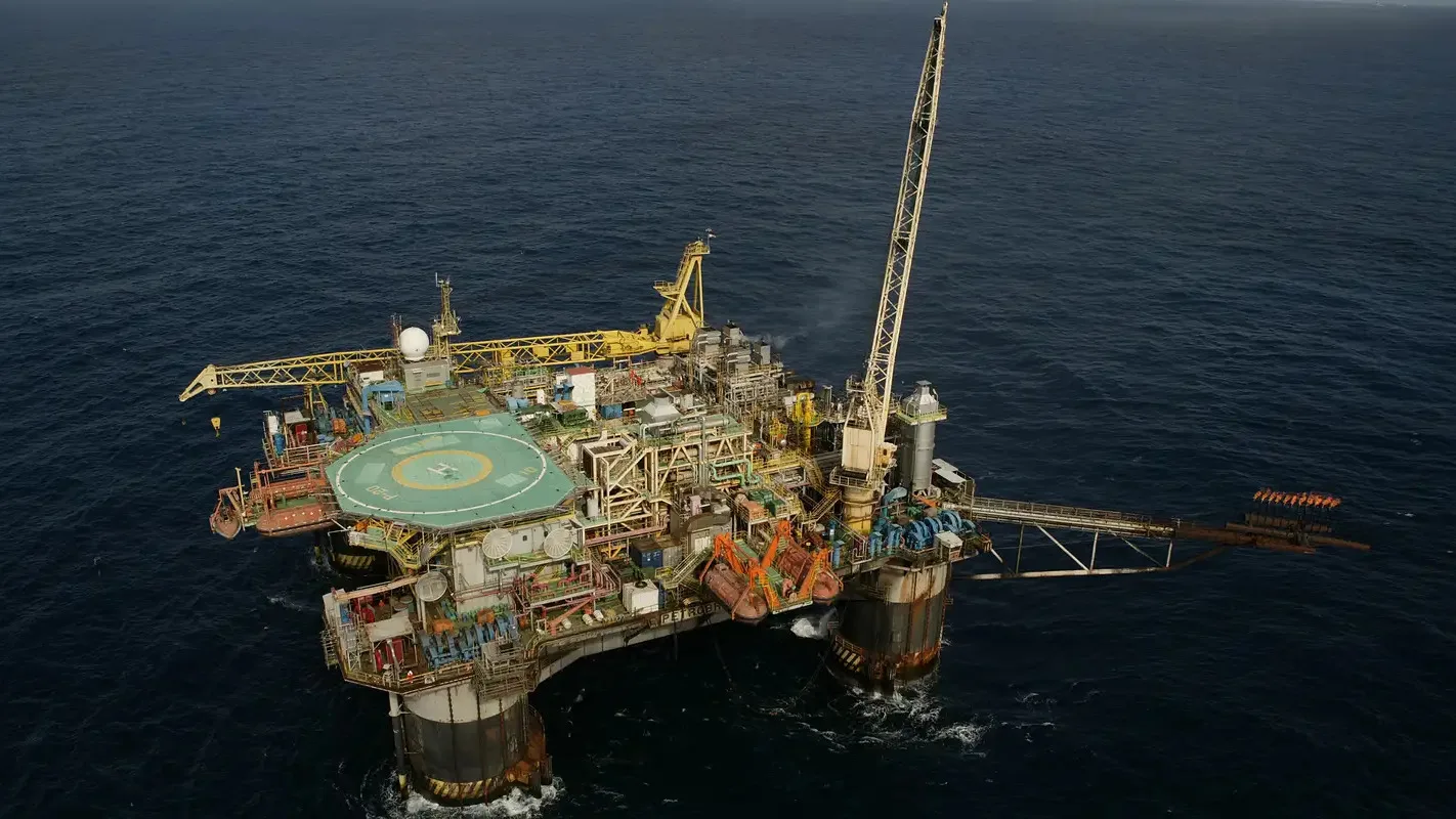Plataforma de petróleo da Petrobras no mar, vista aérea