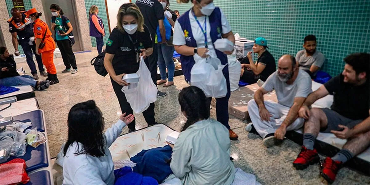 Agentes de saúde atendem brasileiros deportados dos Estados Unidos ao desembarcarem no Brasil