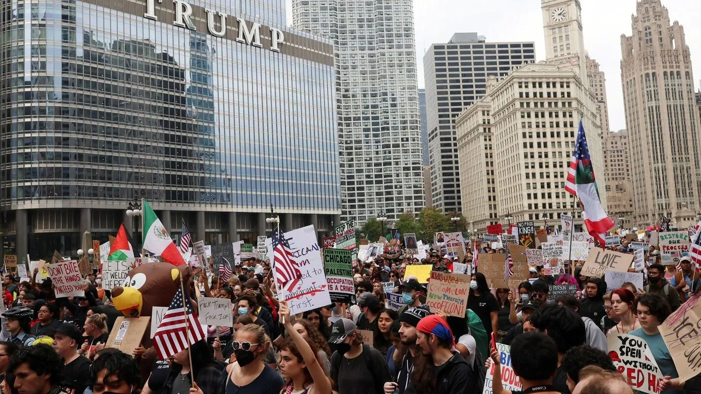 Multidão em protesto contra Trump em grande cidade dos Estados Unidos, com cartazes