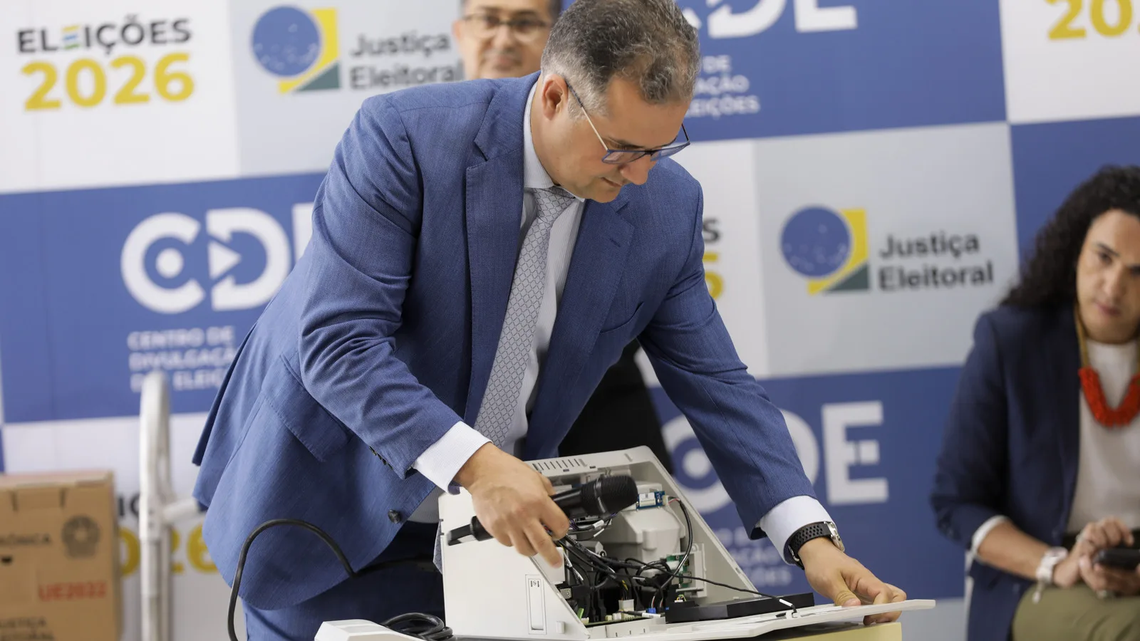 Kassio Nunes Marques examina urna eletrônica em evento do TSE
