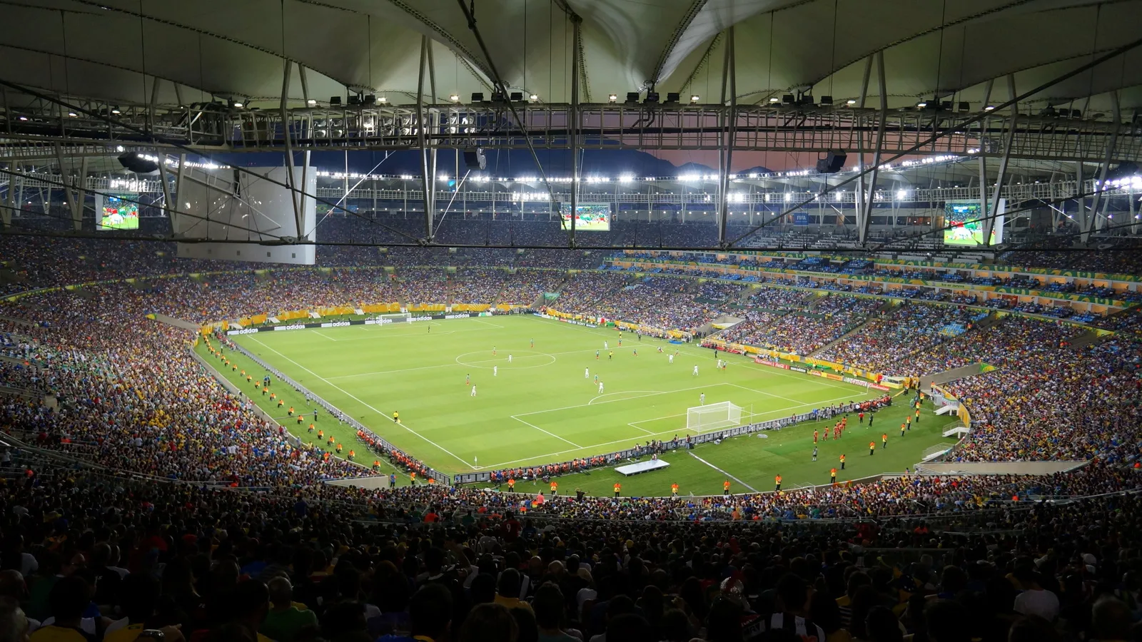 Estádio do Maracanã lotado durante uma partida de futebol