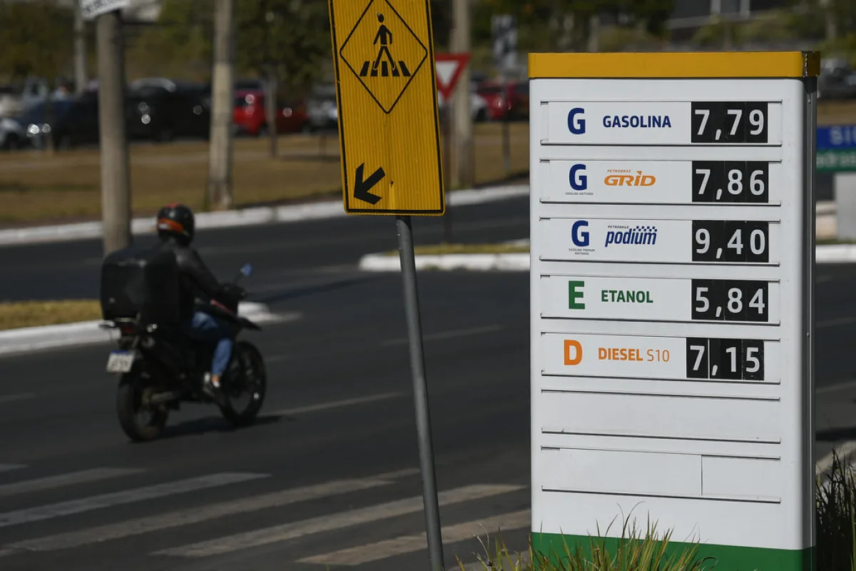 Painel de preços de combustíveis em um posto, com o diesel S10 listado a R$ 7,15