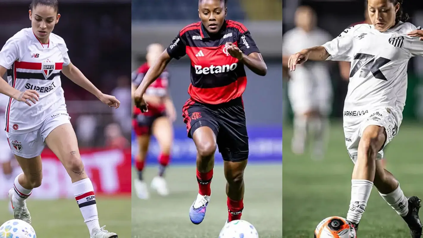Três jogadoras de futebol feminino brasileiro disputam a bola em campo