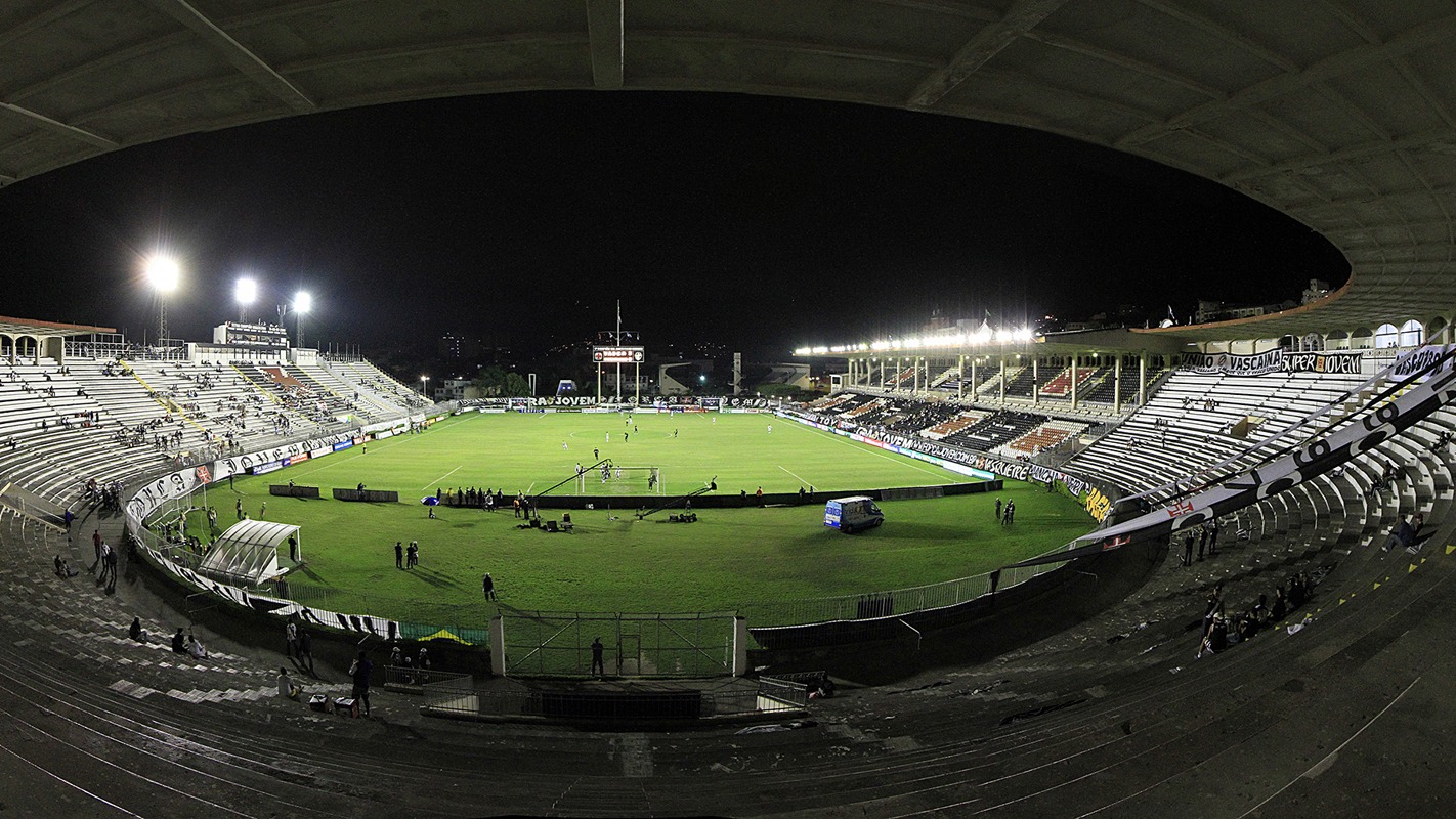 Vista panorâmica do Estádio de São Januário, do Vasco da Gama, durante partida à noite (foto de arquivo)
