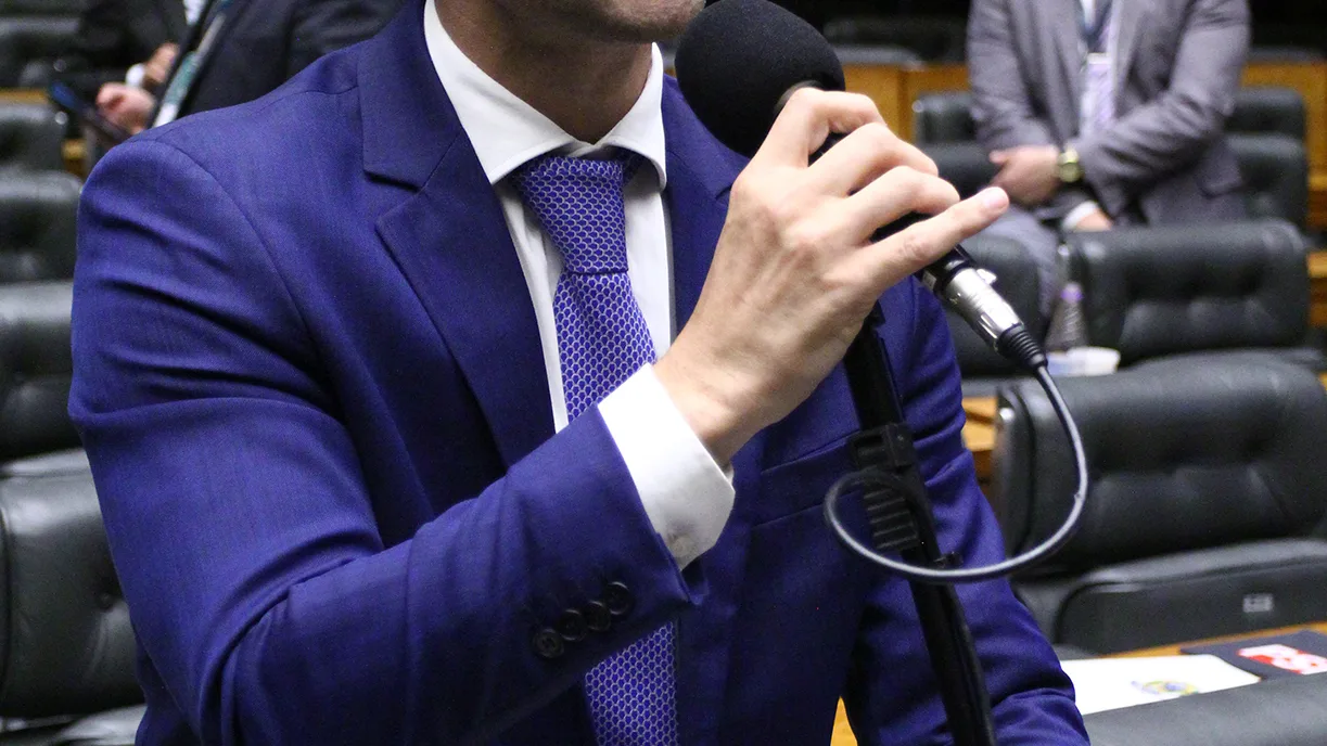 Deputado federal Duarte Jr. discursando no plenário da Câmara dos Deputados