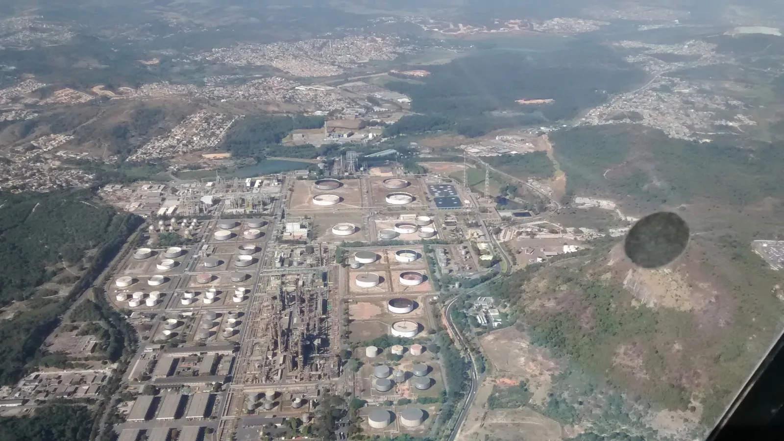 Vista aérea de uma refinaria de petróleo da Petrobras, com tanques de armazenamento