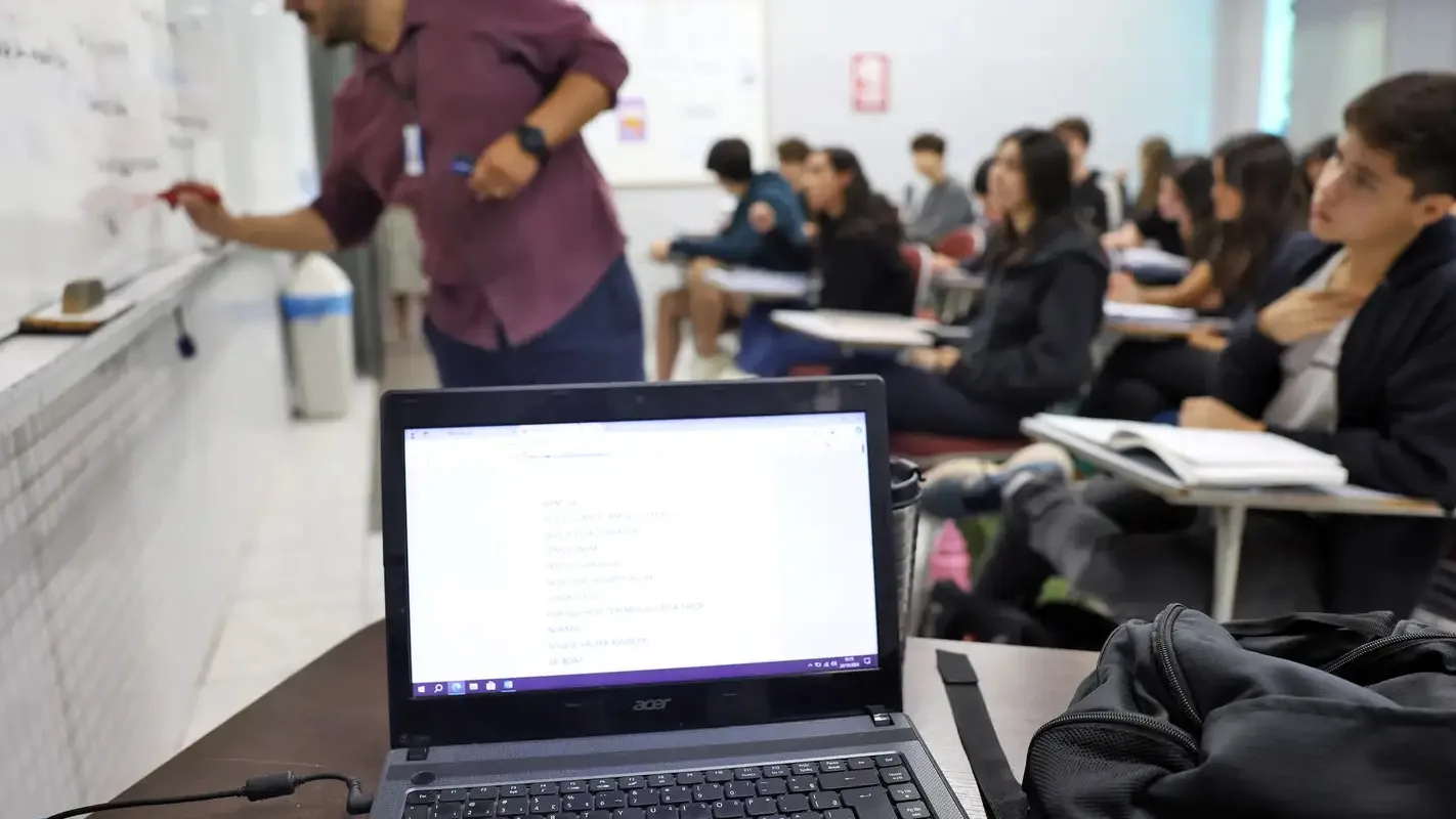 Professor dá aula para turma em sala de aula