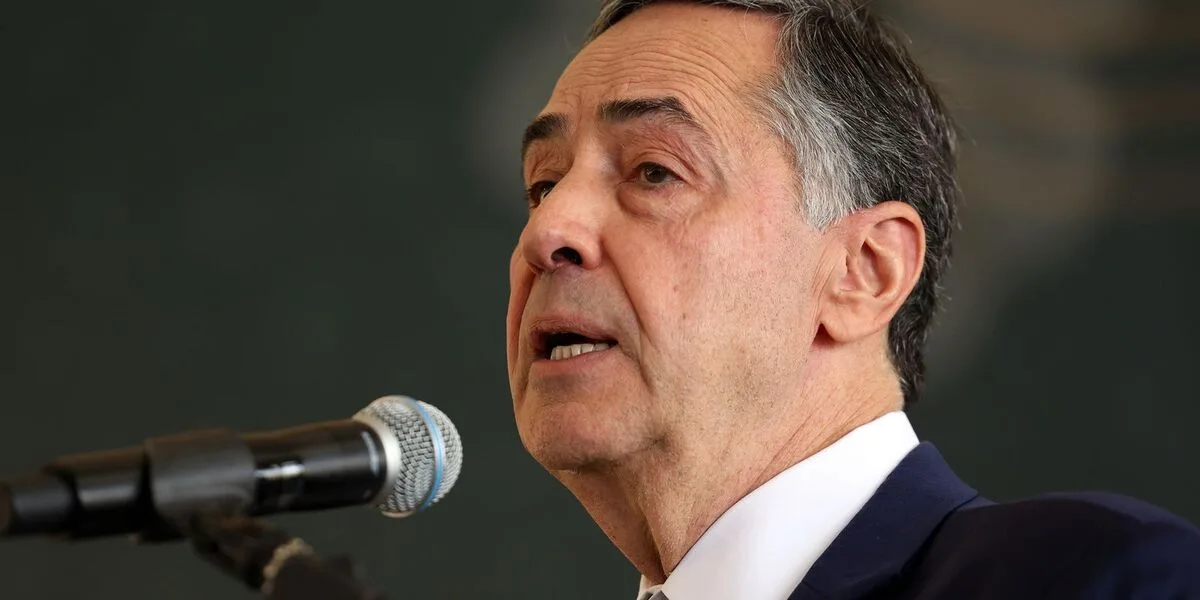 O ministro Luís Roberto Barroso discursa ao microfone; sua aposentadoria do STF em 2025 deixou a vaga em aberto