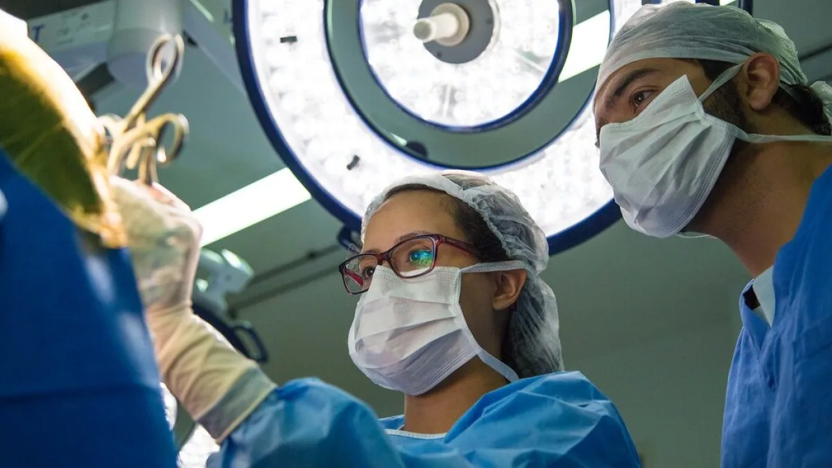 Equipe médica realiza cirurgia em centro cirúrgico
