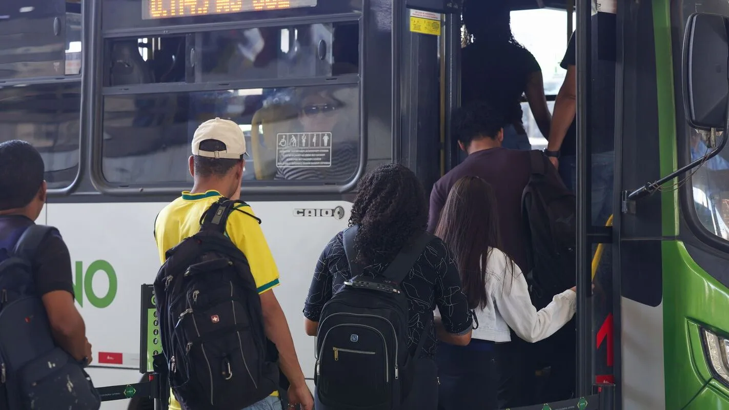 Passageiros embarcando em ônibus urbano